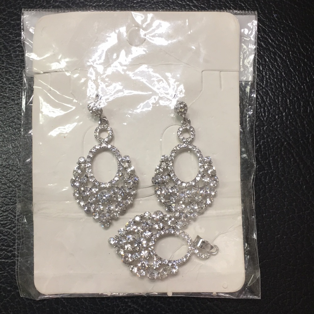 This is a set of sliver earrings with a pendant - Picture 4 of 4